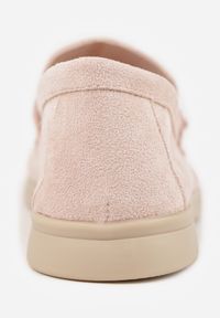 Renee - Różowe Mokasyny Ozdobione Metaliczną Klamrą Murielori. Nosek buta: okrągły. Zapięcie: klamry. Kolor: różowy. Materiał: zamsz, skóra. Wzór: aplikacja. Obcas: na obcasie. Wysokość obcasa: niski #9