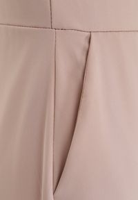 Born2be - Beżowy Elegancki Kombinezon z Ozdobnymi Zakładkami Zellysha. Okazja: na co dzień, na spotkanie biznesowe. Kolor: beżowy. Wzór: aplikacja. Styl: elegancki #2