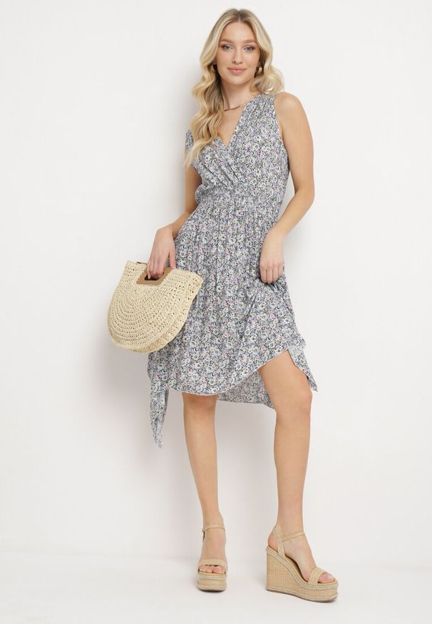 Born2be - Granatowo-Beżowa Sukienka z Elastycznej Bawełny z Asymetrycznym Dołem i Gumką w Pasie Penelorea. Okazja: na co dzień, na spacer. Typ kołnierza: dekolt w kształcie V. Kolor: niebieski. Materiał: bawełna. Typ sukienki: asymetryczne. Styl: casual, elegancki