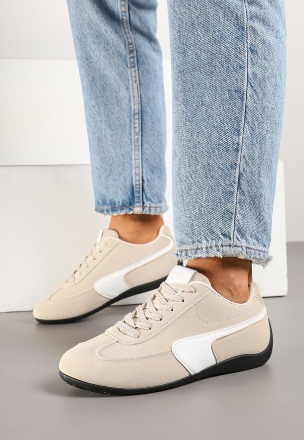 Renee - Beżowe Sneakersy Typu Klasyczne Tenisówki Zelritia. Okazja: na spotkanie biznesowe, na co dzień. Kolor: beżowy. Materiał: jeans. Szerokość cholewki: normalna. Wzór: aplikacja