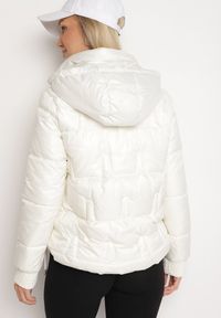 Born2be - Biała Pikowana Kurtka z Odpinanym Kapturem Wydłużonym Tyłem i Ściągaczami Zinonia. Okazja: na co dzień. Kolor: biały. Materiał: wełna, skóra, jeans. Sezon: zima, jesień. Styl: casual, elegancki #4