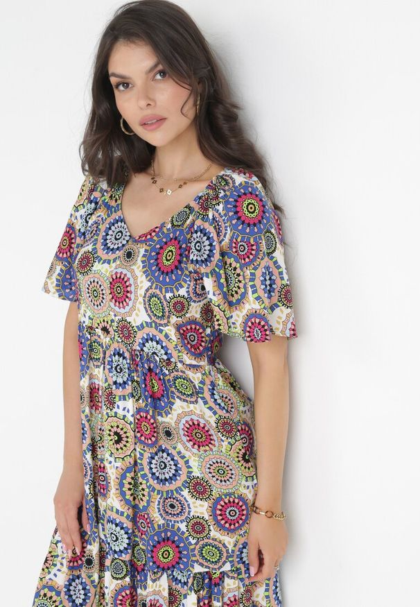 Born2be - Biało-Granatowa Rozkloszowana Sukienka Maxi z Falbanką z Wiskozy Sehna. Kolor: biały. Materiał: wiskoza. Wzór: kwiaty. Sezon: wiosna, lato. Długość: maxi