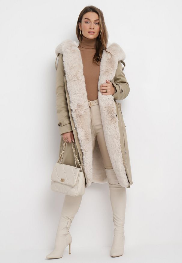 Born2be - Beżowa Nylonowa Kurtka Parka Płaszcz Ozdobiona Futerkiem Faelana. Okazja: do pracy, na spacer, na co dzień, na spotkanie biznesowe. Kolor: beżowy. Materiał: futro, nylon. Wzór: aplikacja. Styl: casual, biznesowy