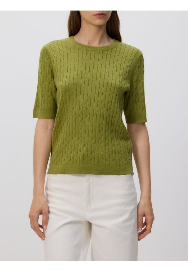 Reserved - Sweter z ozdobnym splotem - oliwkowy. Kolor: oliwkowy. Materiał: wiskoza, dzianina. Wzór: ze splotem. Styl: klasyczny