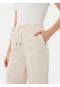 Guess Spodnie dresowe V5RB19 KCOB2 Beżowy Regular Fit. Kolor: beżowy. Materiał: syntetyk #9
