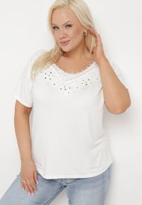 Born2be - Biała Bluzka z Krótkim Rękawem z Koronką Przy Dekolcie i Ozdobnymi Cyrkoniami Rissamara. Okazja: na co dzień. Kolekcja: plus size. Kolor: biały. Materiał: koronka. Długość rękawa: krótki rękaw. Długość: krótkie. Wzór: koronka. Styl: casual, elegancki #1