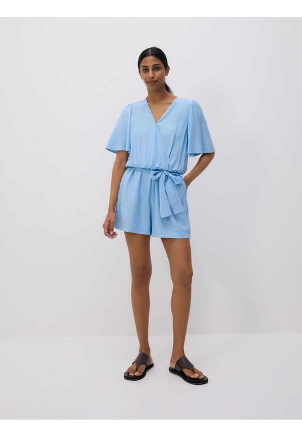 Reserved - Wiskozowy kombinezon - jasnoniebieski. Kolor: niebieski. Materiał: wiskoza. Typ sukienki: proste