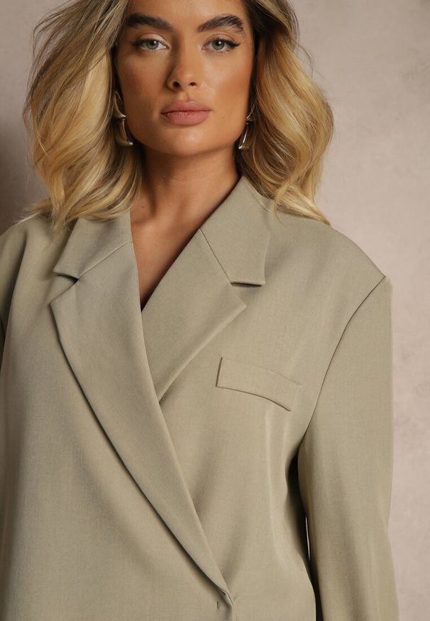 Renee - Jasnozielona Pudełkowa Marynarka Dwurzędowa o Fasonie Oversize Cornelise. Okazja: na spotkanie biznesowe, na co dzień. Kolor: zielony. Materiał: jeans. Styl: biznesowy, elegancki, casual