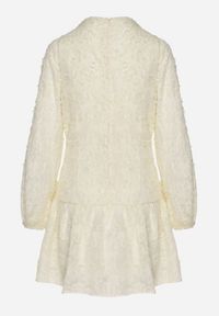 Born2be - Jasnobeżowa Koronkowa Sukienka z Kopertowym Dekoltem i Marszczeniami Labisse. Kolor: beżowy. Materiał: koronka. Typ sukienki: kopertowe. Styl: klasyczny #3