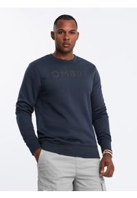Ombre Clothing - Klasyczna bluza dresowa męska z napisem – granatowa V3. Okazja: na co dzień. Kolor: niebieski. Materiał: dresówka. Wzór: napisy. Styl: klasyczny