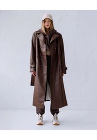 DOLLINA - Brązowy dwurzędowy płaszcz z ekologicznej skóry. Kolor: brązowy. Długość rękawa: długi rękaw. Długość: długie #1