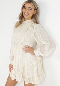 Born2be - Jasnobeżowa Ażurowa Sukienka Mini ze Stójką i Falbankami Ranones. Typ kołnierza: kołnierz z falbankami, kołnierzyk stójkowy. Kolor: beżowy. Materiał: tkanina. Wzór: ażurowy. Styl: retro. Długość: mini #1