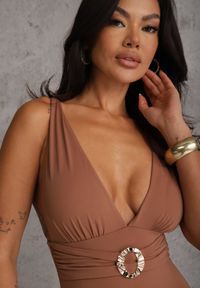 Renee - Brązowy Strój Kąpielowy Jednoczęściowy z Metaliczną Aplikacją i Marszczeniem Kylrahne. Kolekcja: plus size. Kolor: brązowy. Materiał: len. Wzór: aplikacja #4