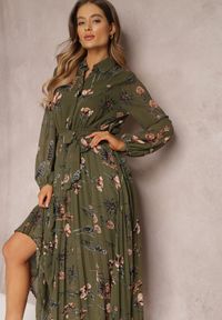 Renee - Ciemnozielona Sukienka Plisowana w Kwiaty Emiranda. Okazja: na co dzień. Typ kołnierza: dekolt w serek. Kolor: zielony. Wzór: kwiaty. Styl: casual #5