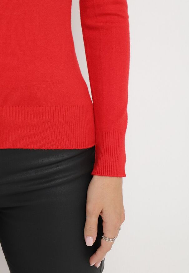 Born2be - Czerwony Sweter Klasyczny z Miękkiej Dzianiny Helentia. Kolor: czerwony. Materiał: dzianina. Styl: klasyczny