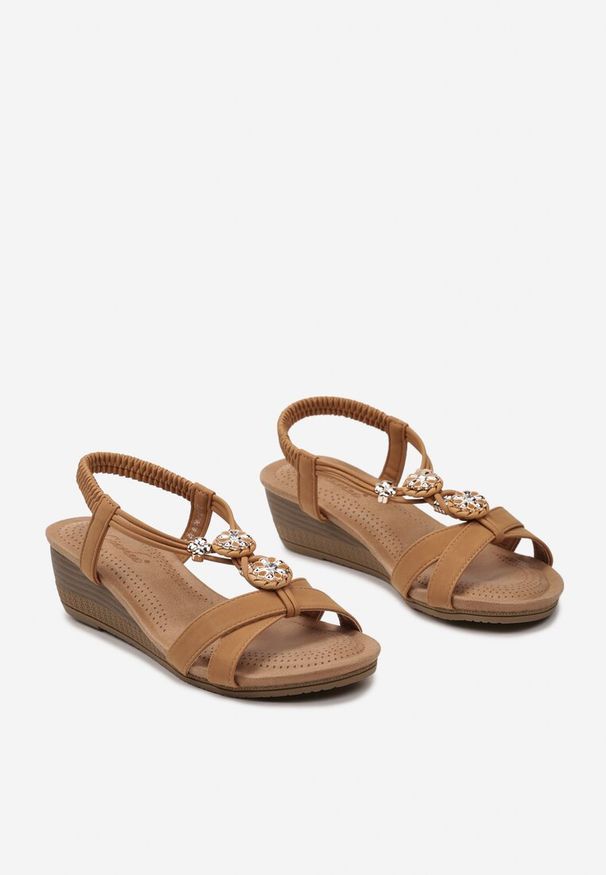 Renee - Brązowe Sandały na Niskim Koturnie Ozdobione Metalowymi Wstawkami i Cyrkoniami Quenby. Zapięcie: sprzączka. Kolor: brązowy. Materiał: jeans. Wzór: aplikacja. Sezon: lato. Obcas: na koturnie. Styl: elegancki