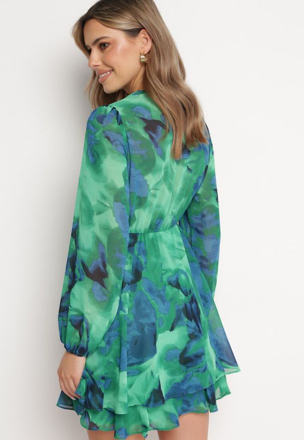 Born2be - Zielona Sukienka Mini z Kopertowym Dekoltem i Wzorem Tie-Dye Arisel. Okazja: na imprezę, na randkę. Kolor: zielony. Typ sukienki: kopertowe. Długość: mini