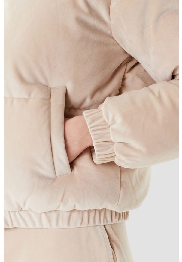 Guess - GUESS Beżowa zamszowa damska kurtka Couture Puffer, Rozmiar M. Kolor: beżowy. Materiał: zamsz