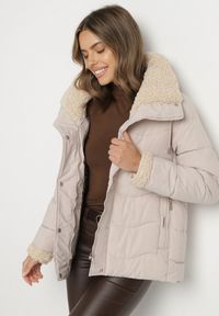 Born2be - Ciemnobeżowa Pikowana Kurtka z Kapturem i Kołnierzem z Futerkiem Typu Baranek Olandia. Okazja: na spacer, na co dzień. Typ kołnierza: kaptur. Kolor: beżowy. Materiał: futro. Styl: casual, sportowy #5