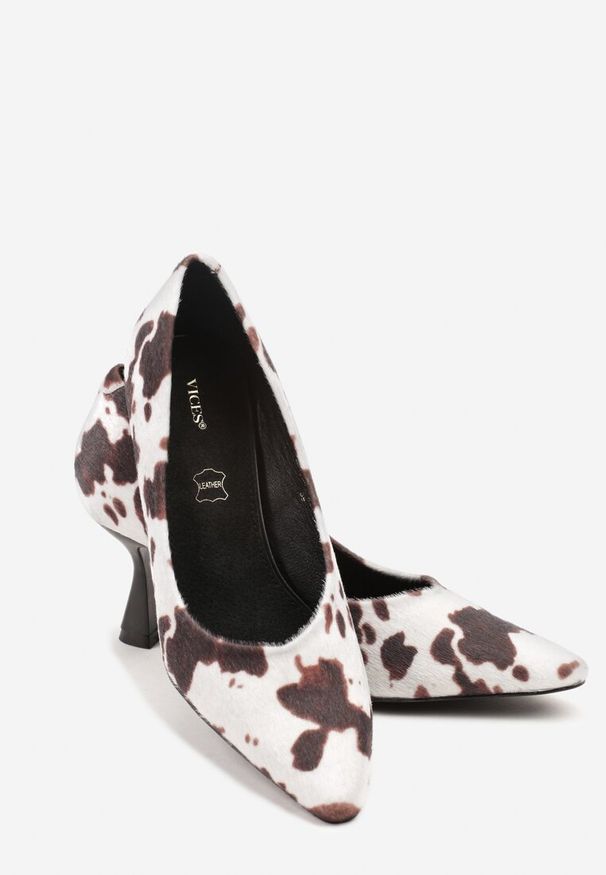 Born2be - Brązowo-Białe Czółenka Vices w Krowie Łaty na Klepsydrze z Wkładką ze Skóry Naturalnej Dodvira. Okazja: na ślub cywilny, na randkę, na wesele, do pracy, na spotkanie biznesowe. Kolor: brązowy. Materiał: skóra. Obcas: na obcasie. Styl: klasyczny, biznesowy, elegancki. Wysokość obcasa: średni