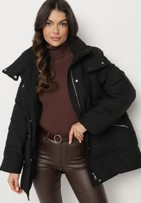 Born2be - Czarna Pikowana Kurtka o Kroju Oversize z Kapturem Kieszeniami i Cyrkoniami Metania. Okazja: na co dzień. Typ kołnierza: kaptur. Kolor: czarny. Materiał: dzianina, jeans. Długość rękawa: długi rękaw. Długość: długie. Wzór: aplikacja. Styl: wizytowy, casual, elegancki #4