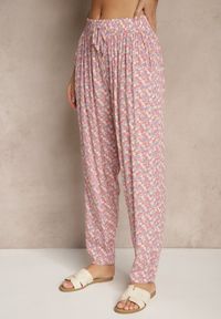 Renee - Różowe Spodnie z Wiskozy High Waist w Kwiatowy Wzór Liosena. Okazja: na co dzień. Stan: podwyższony. Kolor: różowy. Materiał: wiskoza. Wzór: kwiaty. Styl: casual