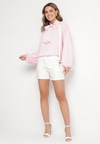 Born2be - Różowa Bluzka z Plisowanymi Rękawami i Wiązaniem pod Szyją Jenindria. Okazja: na co dzień. Kolor: różowy. Materiał: jeans. Styl: casual #5