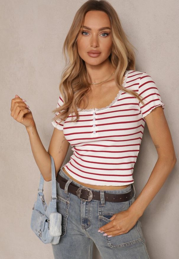 Renee - Beżowy T-shirt z Bawełny w Poziome Paski Ozdobiony Koronką i Guzikami Ramilda. Okazja: na co dzień. Kolor: beżowy. Materiał: bawełna, koronka. Wzór: aplikacja, koronka, paski. Styl: elegancki, casual