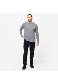 DOMYOS - Koszulka z długim rękawem męska Domyos Gym & Pilates 100. Kolor: szary. Materiał: materiał, prążkowany, bawełna, tkanina, elastan. Długość rękawa: długi rękaw. Długość: długie. Wzór: ze splotem. Sport: joga i pilates
