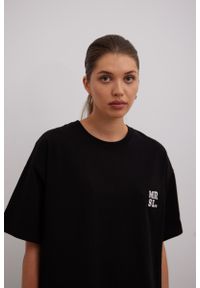 Marsala - Tshirt typu oversize z HAFTEM w kolorze CZARNYM - MRSL-UNI. Kolor: czarny. Materiał: elastan, bawełna. Wzór: haft. Styl: elegancki, klasyczny