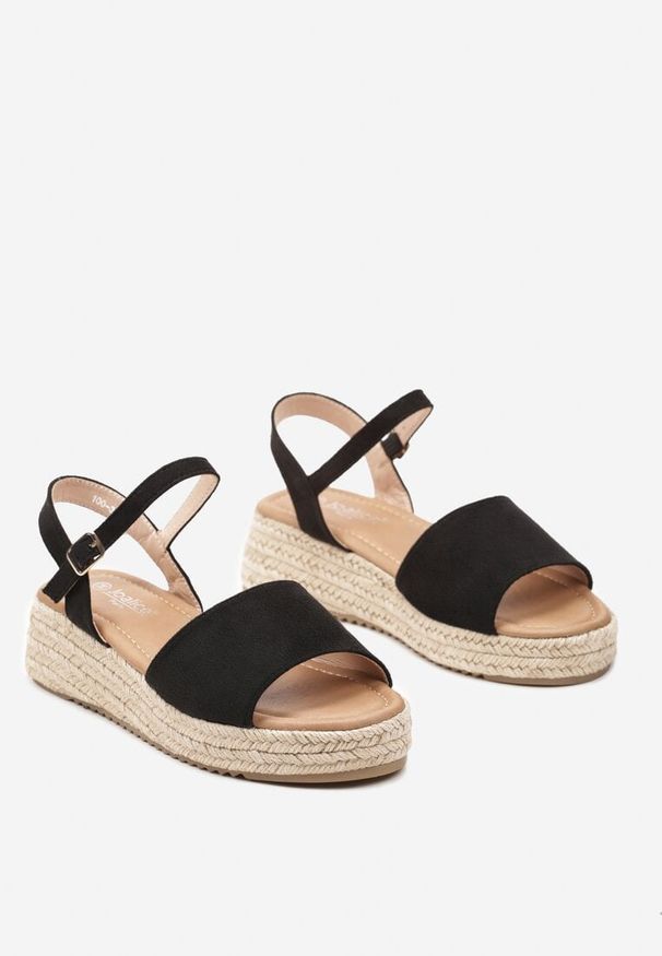 Born2be - Czarne Sandały na Plecionej Podeszwie z Cholewką z Ekozamszu i Sprzączką Striaa. Okazja: na spacer. Zapięcie: sprzączka. Kolor: czarny. Materiał: jeans. Wzór: gładki. Sezon: lato. Obcas: na koturnie. Styl: elegancki, wakacyjny