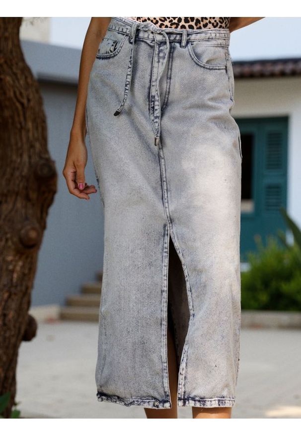Sinsay - Jeansowa spódnica midi z paskiem - szary. Kolor: szary. Materiał: jeans