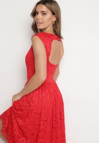 Born2be - Czerwona Koronkowa Sukienka o Rozkloszowanym Kroju z Odkrytymi Plecami Nelamia. Okazja: na co dzień, na imprezę. Kolor: czerwony. Materiał: koronka. Długość rękawa: bez rękawów. Styl: casual, elegancki, wizytowy #6