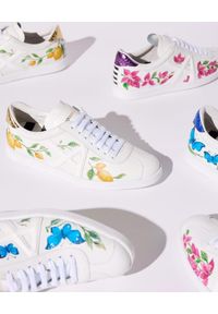 AQUAZZURA - Białe sneakersy w motyle The A Sneaker. Nosek buta: okrągły. Zapięcie: pasek. Kolor: biały. Materiał: guma. Wzór: aplikacja, paski, nadruk. Obcas: na płaskiej podeszwie #8