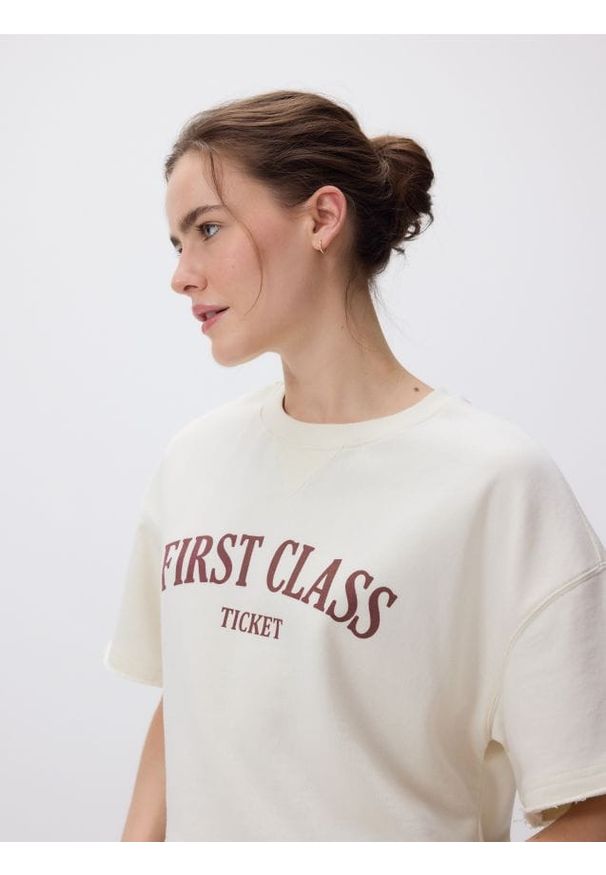 Reserved - T-shirt z nadrukiem - złamana biel. Materiał: bawełna. Długość: krótkie. Wzór: nadruk