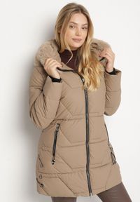 Born2be - Brązowa Taliowana Kurtka z Pikowanymi Przeszyciami i Kapturem z Futrem Avileria. Okazja: na co dzień, na spacer. Kolekcja: plus size. Kolor: brązowy. Materiał: futro. Styl: casual #3