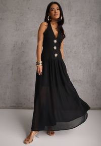 Renee - Czarna Sukienka z Dekoltem Halter i Ozodbymi Guzikami z Przodu Nesia. Typ kołnierza: dekolt halter. Kolor: czarny #2