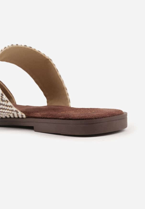 Renee - Brązowe Klapki na Płaskiej Podeszwie z Aplikacją i Wzorem w Jodełkę na Pasku Zelosa. Okazja: na co dzień. Kolor: brązowy. Materiał: jeans, zamsz. Wzór: jodełka, aplikacja. Obcas: na płaskiej podeszwie. Styl: boho, casual