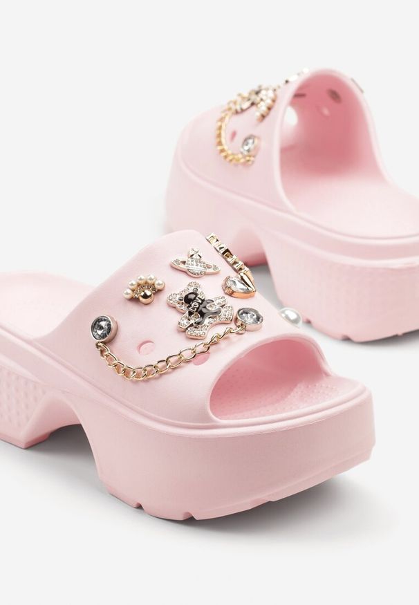Born2be - Różowe Piankowe Klapki na Grubej Podeszwie Zdobione Aplikacjami Savalique. Okazja: na plażę, na co dzień. Kolor: różowy. Materiał: jeans. Wzór: aplikacja. Styl: elegancki, casual