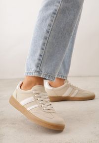 Renee - Beżowe Sneakersy Typu Tenisówki Ozdobione Paskami po Bokach Fefia. Okazja: na co dzień. Zapięcie: pasek. Kolor: beżowy. Materiał: jeans. Wzór: aplikacja. Sezon: wiosna #3