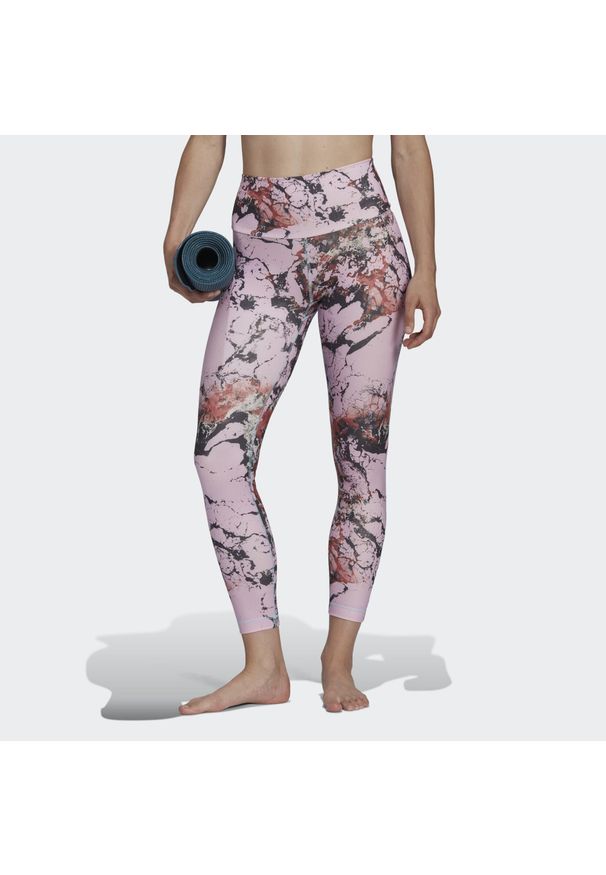 Adidas - Damskie legginsy z nadrukiem do jogi adidas Essentials. Kolor: różowy, fioletowy, wielokolorowy, biały. Wzór: nadruk. Sport: joga i pilates