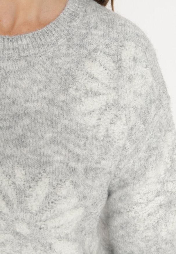 Born2be - Jasnoszary Sweter z Wełną o Prostym Kroju w Kwiatowy Wzór Tinthera. Okazja: na co dzień. Kolor: szary. Materiał: wełna. Długość rękawa: długi rękaw. Długość: długie. Wzór: kwiaty. Styl: casual