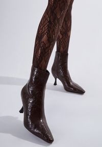 Renee - Brązowe Eleganckie Botki Vices na Kaczuszce Zdobione Tłoczeniem Brottalie. Okazja: na randkę, na imprezę. Kolor: brązowy. Materiał: satyna, skóra. Wzór: aplikacja. Obcas: na szpilce. Styl: elegancki. Wysokość obcasa: niski #1