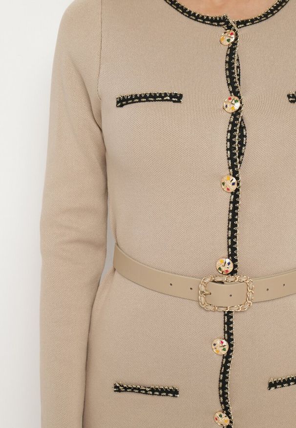 Born2be - Beżowa Dzianinowa Sukienka z Wiskozą Zdobiona Metalicznymi Wstawkami i Paskiem Caledi. Okazja: na co dzień. Kolor: beżowy. Materiał: wiskoza, dzianina. Długość rękawa: długi rękaw. Wzór: aplikacja. Styl: klasyczny, casual, elegancki