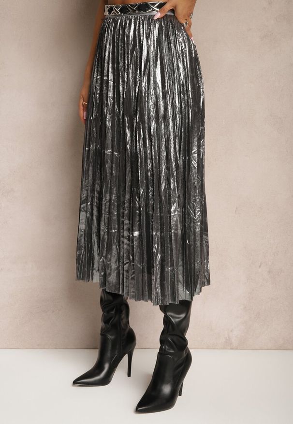 Renee - Srebrna Plisowana Spódnica z Gumką w Pasie Zdobiona Metalicznymi Przeszyciami Zanirra. Okazja: na co dzień. Kolor: srebrny. Wzór: aplikacja. Styl: glamour, elegancki, casual