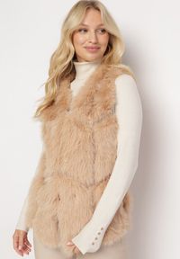Born2be - Beżowa Kamizelka Futrzana z Wstawkami z Ekoskóry Batliewa. Kolor: beżowy. Materiał: futro. Wzór: aplikacja #3