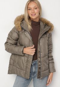 Born2be - Ciemnozielona Pikowana Kurtka o Trapezowym Kroju z Kapturem z Futrem Lanarela. Okazja: na co dzień. Typ kołnierza: kaptur. Kolor: zielony. Materiał: futro. Styl: casual, elegancki #6
