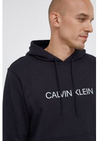Calvin Klein Performance Bluza męska kolor czarny z kapturem z nadrukiem. Okazja: na co dzień. Typ kołnierza: kaptur. Kolor: czarny. Materiał: dzianina. Wzór: nadruk. Styl: casual