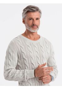 Ombre Clothing - Sweter męski z warkoczowym splotem - kremowy V1 E195 - XXL. Okazja: na co dzień. Kolor: biały. Materiał: bawełna, jeans, akryl. Wzór: ze splotem. Styl: klasyczny, elegancki, casual