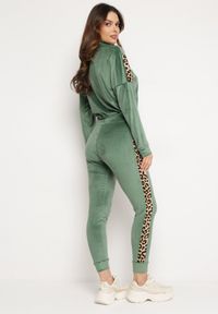 Born2be - Zielony Welurowy Komplet Dresowy Krótka Bluza i Spodnie z Wstawkami w Cętki Kilima. Kolor: zielony. Materiał: dresówka, welur. Wzór: aplikacja #4